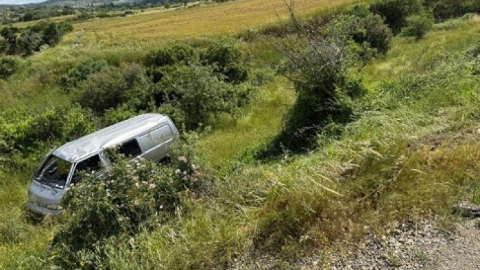Keşan’da kapalı kasa kamyonet şarampole uçtu: 2 yaralı