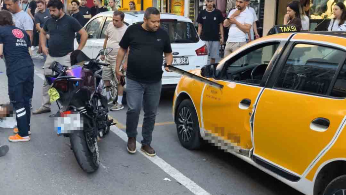 Açılan taksi kapısına çarparak devrilen motosikletin sürücüsü yaralandı