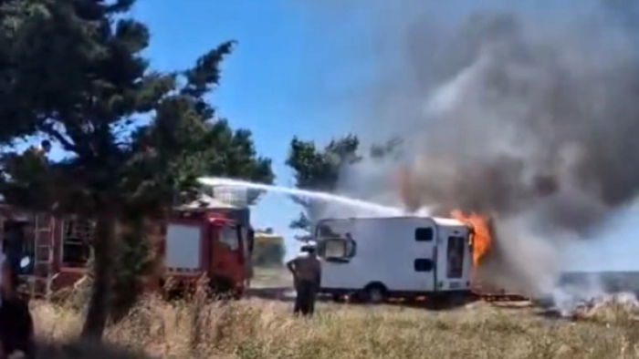 Enez’de park halindeki 2 karavan alev alev yandı