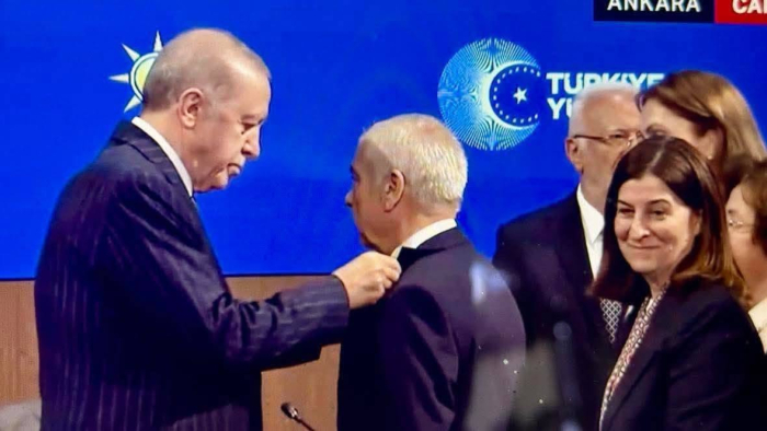Özcan’a AK Parti rozetini Cumhurbaşkanı Erdoğan taktı