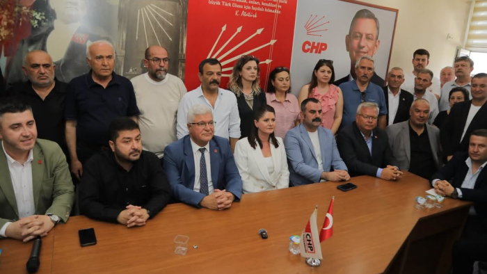 CHP’de öfke patlaması; Özcan’ın fotoğrafını parçaladılar, arkasından lokma döküp 'siyasi mevta' ilan ettiler