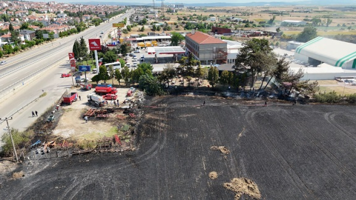 Akaryakıt istasyonu bitişiğindeki tarlada çıkan yangın korkuttu