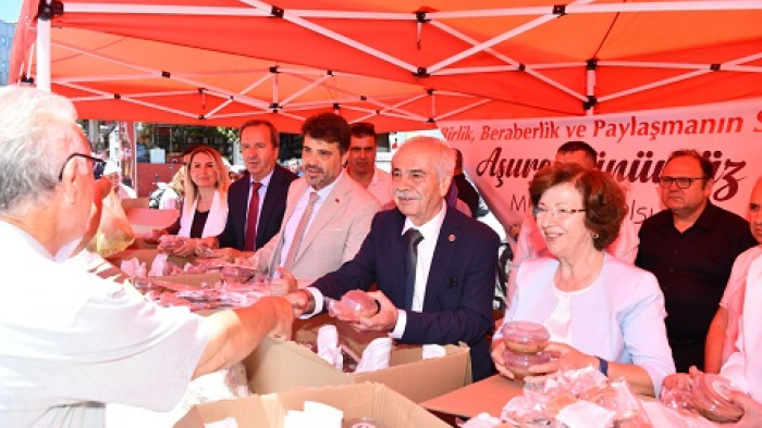 Keşan Belediyesi aşure dağıttı