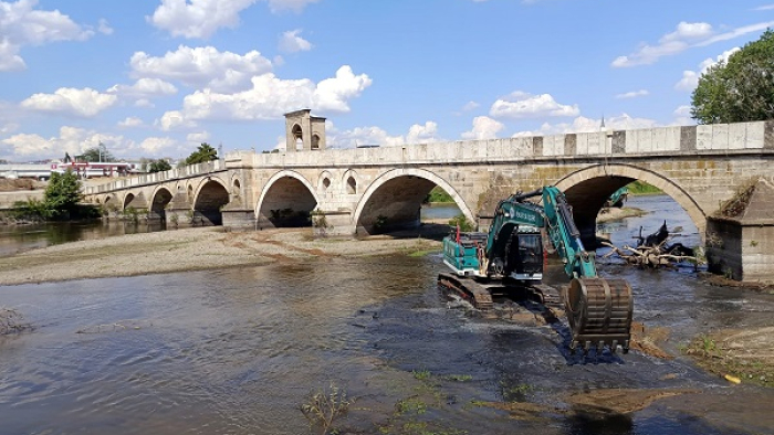 Debisi düşen Tunca Nehri’nde temizlik