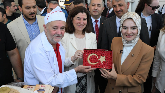 Bakan Göktaş, Kapıkule Sınır Kapısı'nda gurbetçilerle bir araya geldi