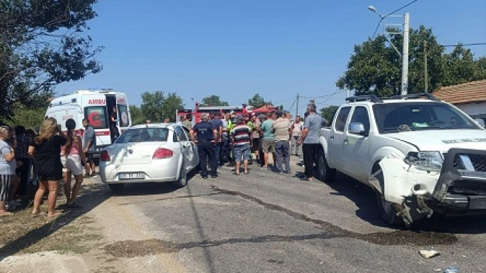 Enez’de kamyonetle otomobil çarpıştı; 3 yaralı