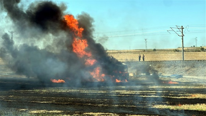 TIR yandı, alevler tarlaya sıçradı