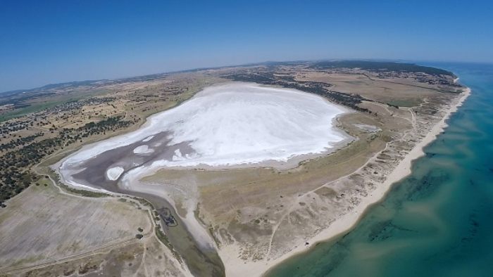 Enez’de gölün suyu buharlaştı, tuz tabakası ortaya çıktı