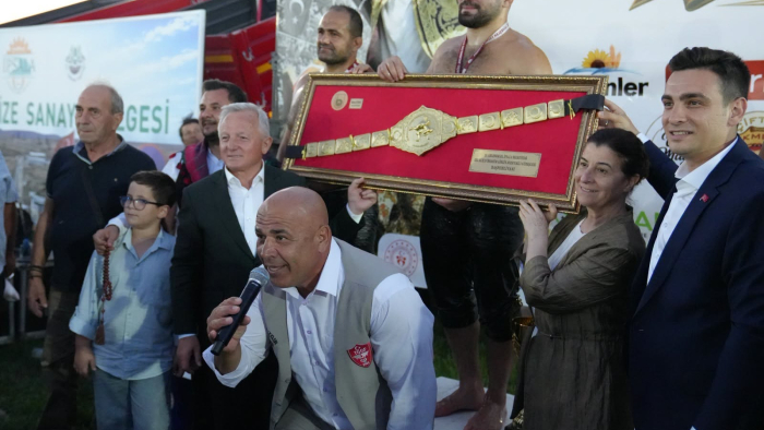 Kel Aliço Pehlivanı Anma Yağlı Güreşleri'nin başpehlivanı Erkan Taş oldu