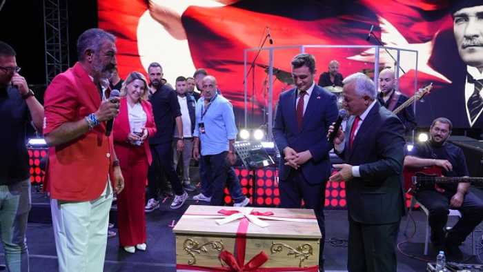 Kerman, Şarkıcı Hakan Altun’a sahnede ‘çeyiz sandığı’ hediye etti