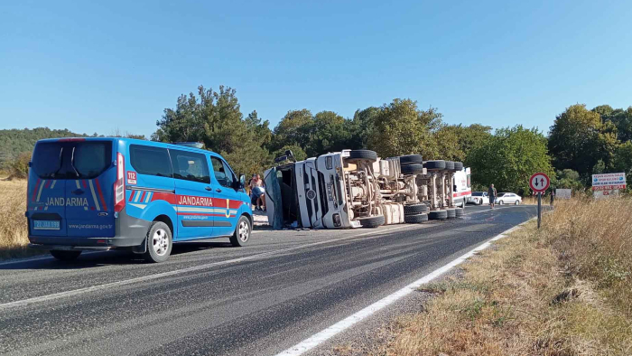 Mecidiye köyünde mıcır yüklü kamyon devrildi