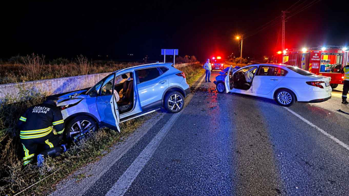 Mecidiye sahili yolunda 2 otomobil çarpıştı; 5 yaralı