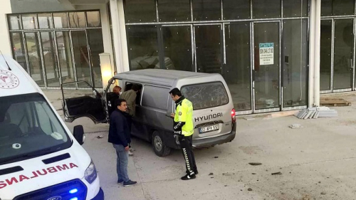 Kaçak göçmenleri taşıyan minibüs iş yerinin duvarına çarptı: 5 yaralı
