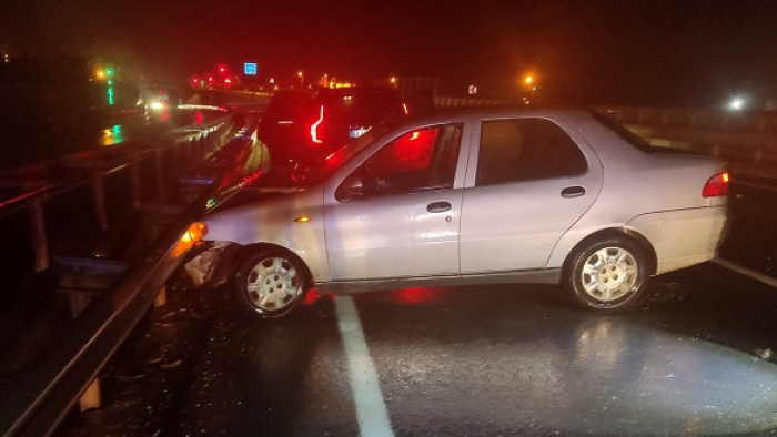 Kavşaktaki köprü başı ve bariyerlere çarpan otomobilin alkollü sürücüsü yaralandı