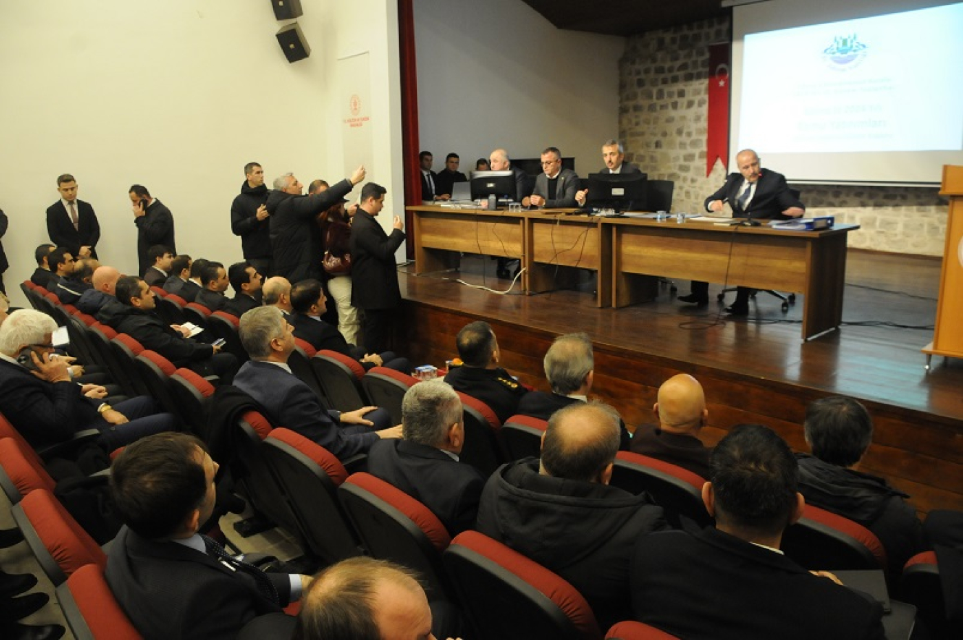 VALI-SEZER-KACAK-YAPILARLA-ILGILI-KALDI_515703_152638-i6786818ba455c.jpg
