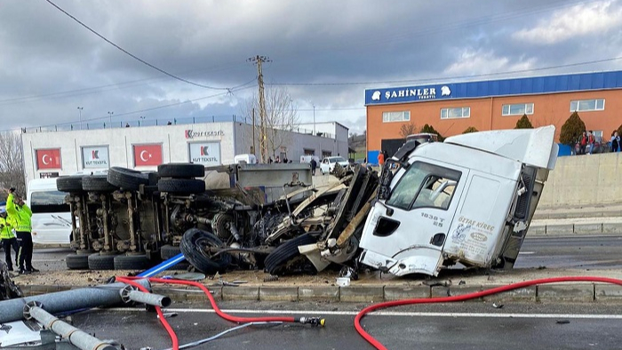 Devrilen TIR alev aldı, sürücüsü yaralandı