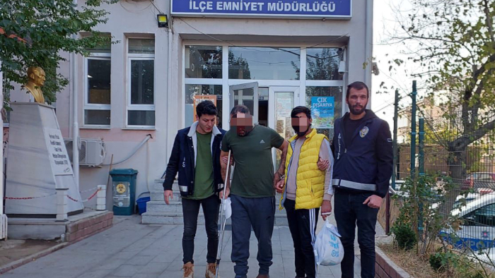 Aranma kaydı olan 2 kişi yakalanarak, tutuklandı