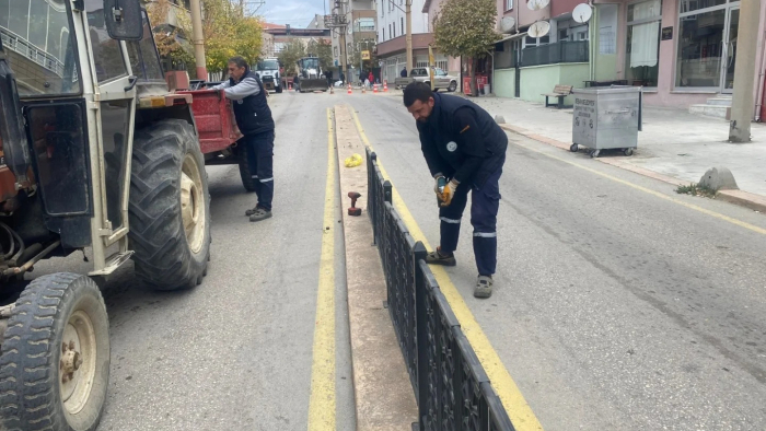 Rasim Ergene Caddesi’nde orta refüj ve çitler kaldırıldı