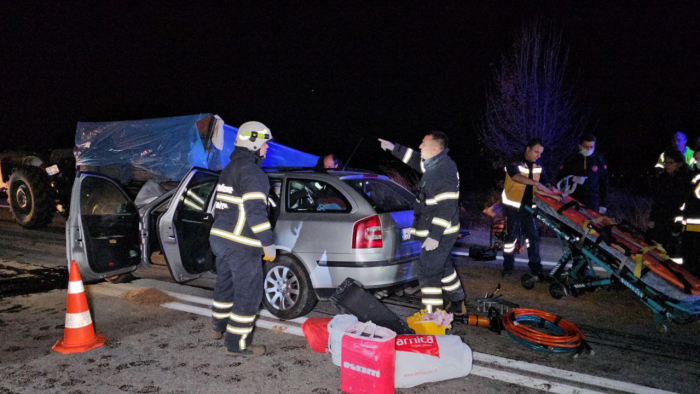 Otomobil, traktör römorkuna arkadan çarptı: 1 ölü, 1 yaralı