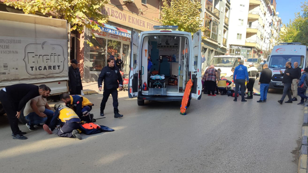 14 yaşındaki çocuğun kullandığı motosiklet, yayaya çarptı: 1’i ağır 3 yaralı