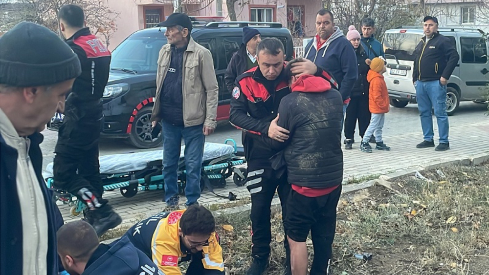 Kazada kız arkadaşı da yaralanan genç, polise sarılıp ağladı