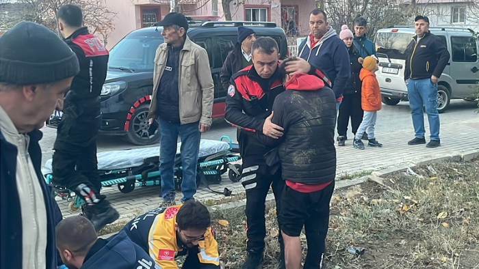Kazada kız arkadaşı da yaralanan genç, polise sarılıp ağladı