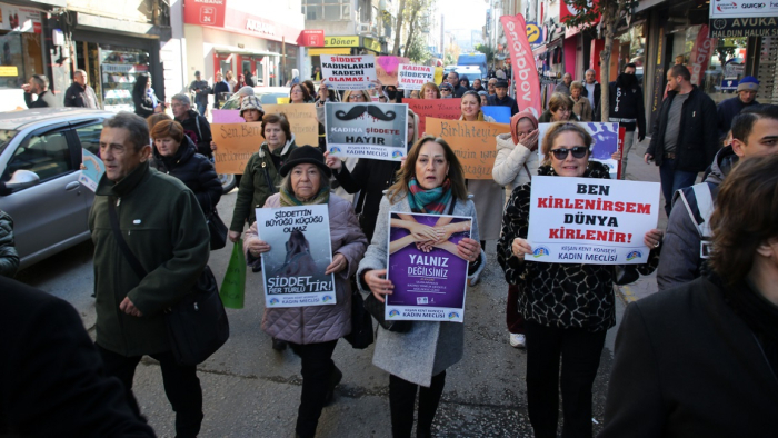Keşan’da kadınlardan şiddete karşı yürüyüş