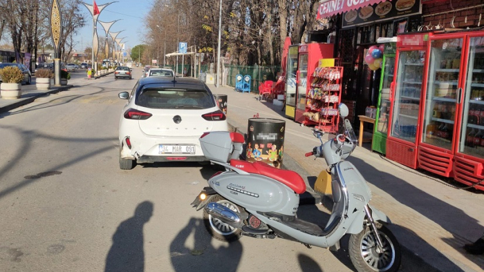 Park halindeki otomobile çarparak devrilen motosikletteki 2 kadın yaralandı
