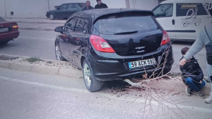 Keşan'da el freni çekilmeyen otomobil, araca ve ağaca çarptı: 1 yaralı