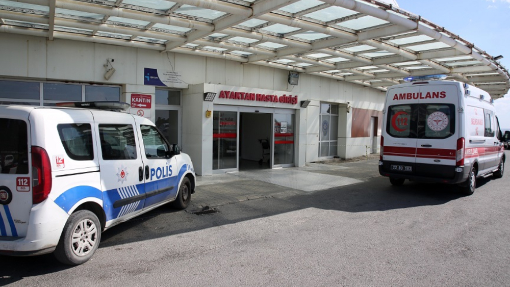 Annesinin elini bırakıp yola çıkan 6 yaşındaki çocuğa otomobil çarptı