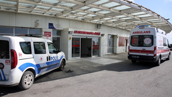 Annesinin elini bırakıp yola çıkan 6 yaşındaki çocuğa otomobil çarptı