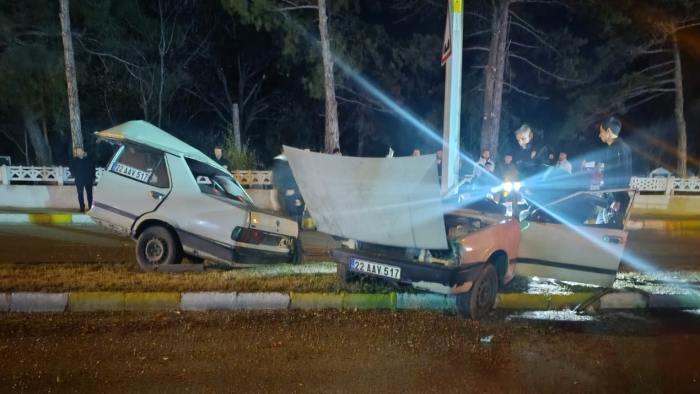 Aydınlatma direğine çarpan otomobil ikiye bölündü: 2 ağır yaralı