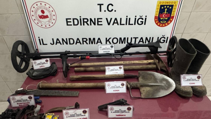 Enez’de kaçak define kazısı yapan 2 kişi suçüstü yakalandı