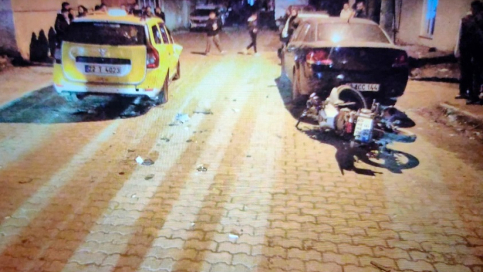 Taksiyle çarpışan motosikletin ehliyetsiz ve alkollü sürücüsü yaralandı