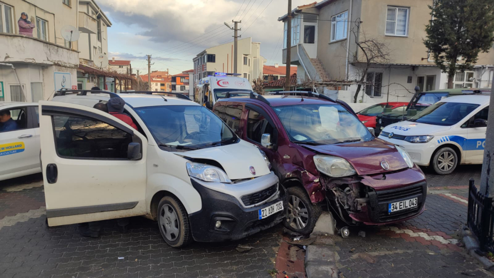 Keşan’da 2 araç çarpıştı, baba-oğul yaralandı