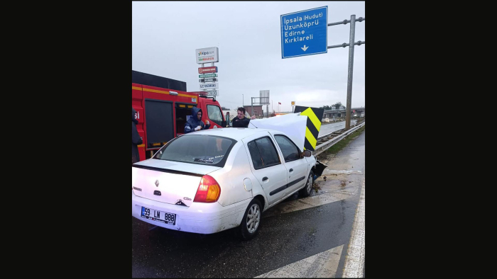 Keşan’da demir bariyere çarpan otomobilde hasar oluştu