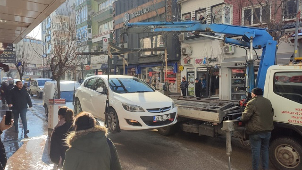 Hatalı park yapan araçlar çekiliyor