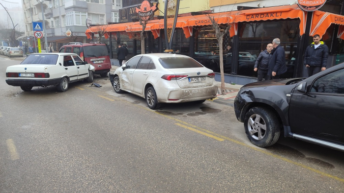 Kontrolden çıkan otomobil park halindeki 3 araca çarptı: 2 yaralı