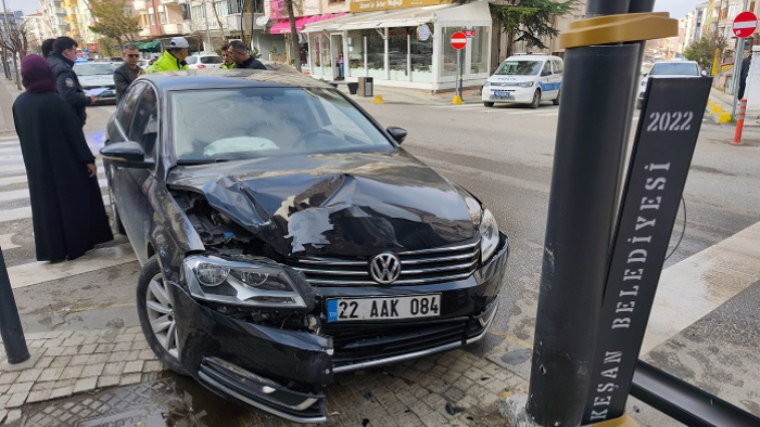 Kaldırıma çıkıp, aydınlatma direğine çarpan otomobilin sürücüsü yaralandı