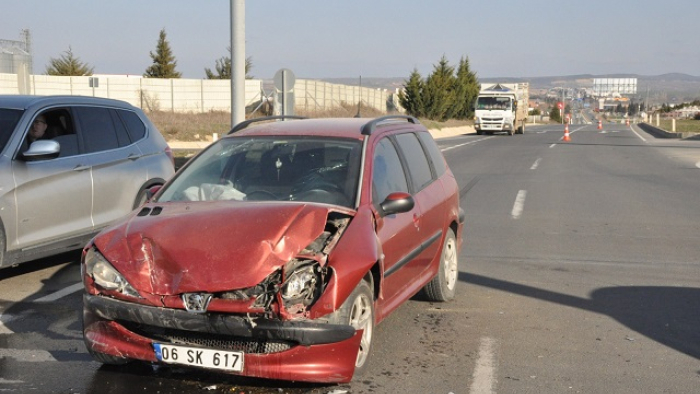 Keşan’da 2 otomobil çarpıştı: 3 yaralı