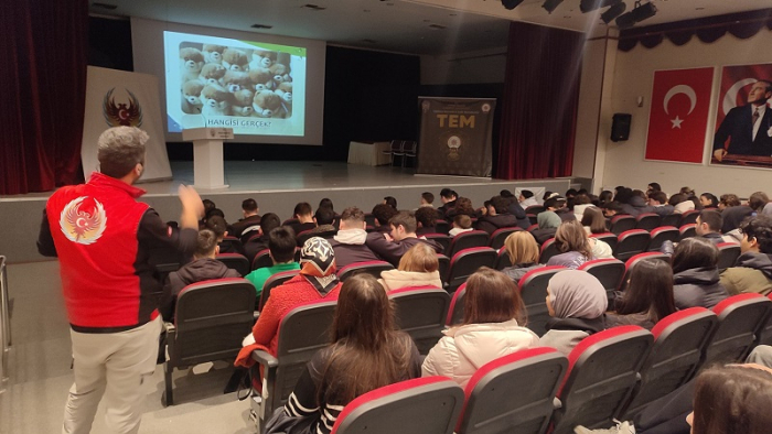 Öğrenciler, terör örgütlerine karşı uyarıldı