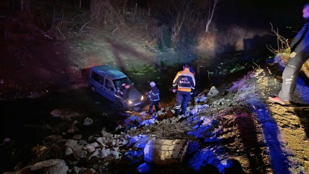 Hafif ticari araç dereye uçtu: 2 yaralı