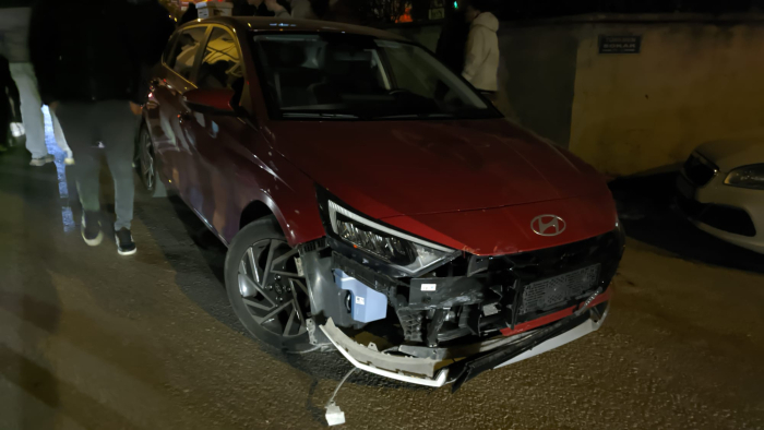 Otomobil ile motosiklet çarpıştı