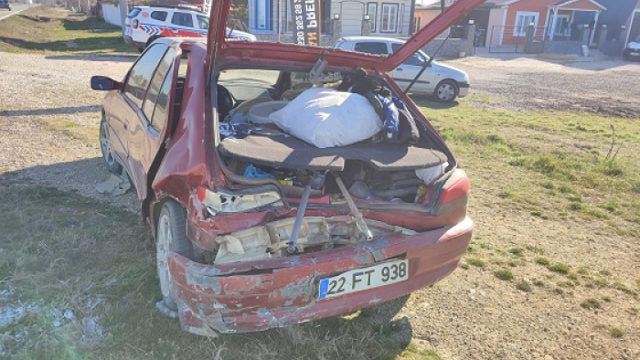 Keşan-Enez karayolunda iki otomobil çarpıştı: 3 yaralı