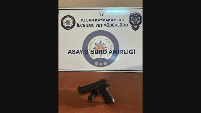 Polis şüphelendi, üzerinde silah ele geçirildi