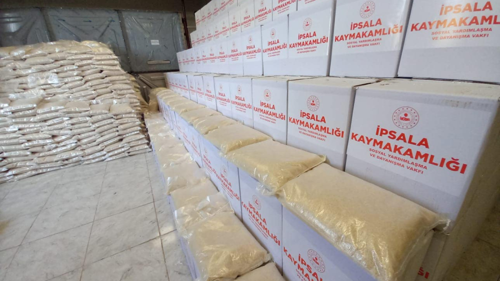 İpsala Kaymakamlığı’ndan 1000 aileye Ramazan kolisi ve pirinç