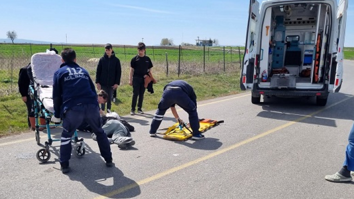 Akaryakıt tankerine çarpan motosikletin kasksız sürücüsü ağır yaralandı