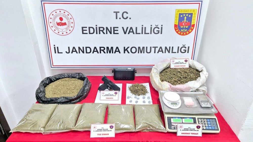 Evlerinde uyuşturucu ele geçirilen 2 şüpheli tutuklandı