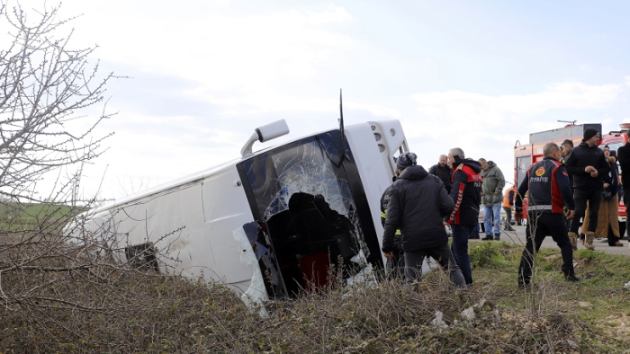 Keşan’da öğrenci servisi şarampole devrildi: 27 yaralı (Videolu Haber)