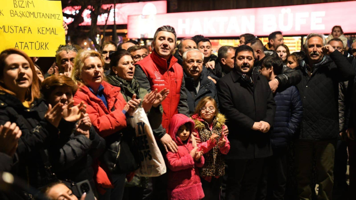 İmamoğlu’na destek için ‘oturma eylemi’ yapıldı